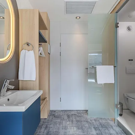 Iq Hotel